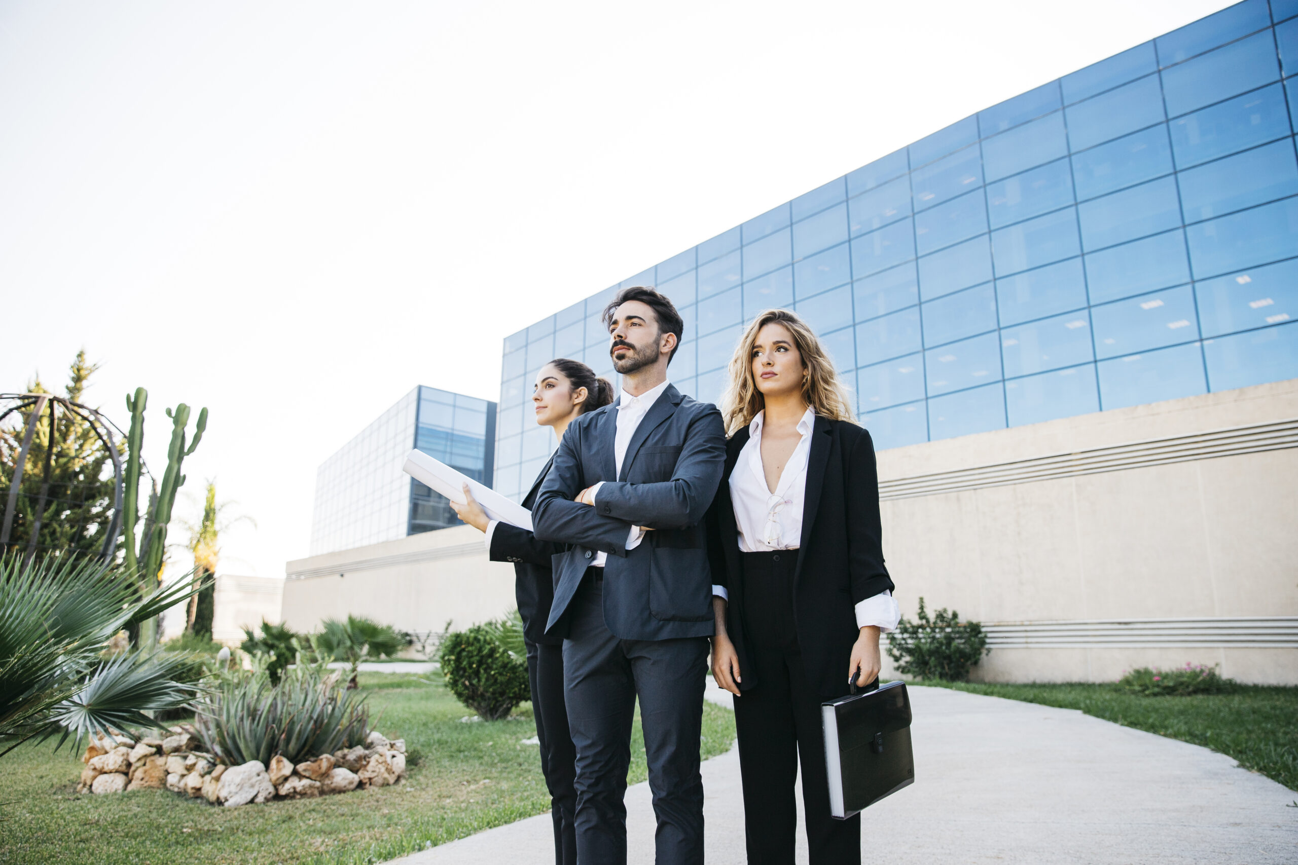 Exploramos las tendencias globales en executive search para 2025, enfocadas en lo que los gerentes generales, directores de RRHH y ejecutivos en búsqueda de recolocación deben saber para liderar (o atravesar) procesos de selección en un mercado altamente dinámico y competitivo.